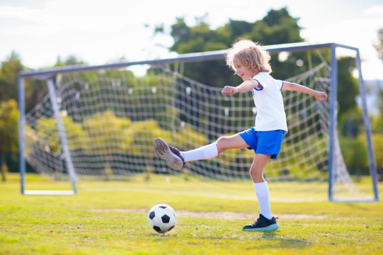 Barn som spiller fotball i hagen